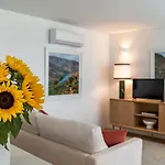 Bonfim Living - Great Location, Al Fresco Dining And Free Private Parking